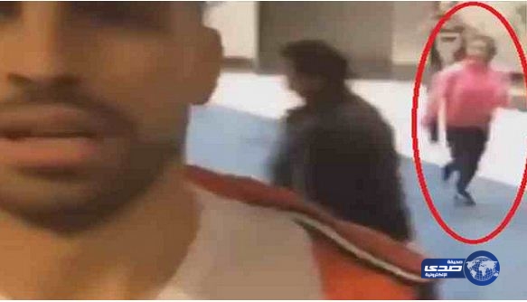 بالفيديو.. شاهد ماذا فعلت معجبة ترى أحد مدافعي برشلونة لأول مرة؟