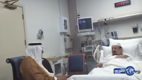 خادم الحرمين يطمئن على صحة أخيه الأكبر