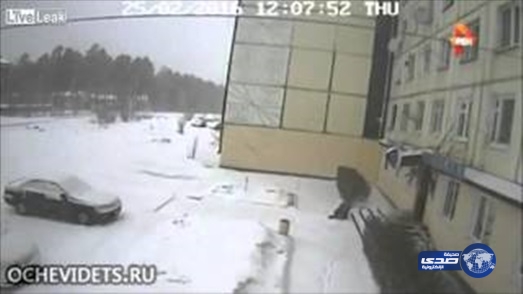 بالفيديو.. شاهد ماذا حدث لامرأة قفزت من الطابق الرابع