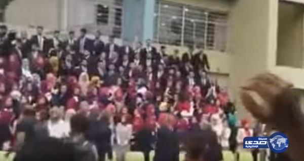 بالفيديو: لحظة سقوط منصة بطلاب صيدلة بغداد أثناء حفل تخرجهم