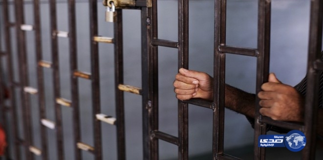 رعب بعد اكتشاف سجين شاذ جنسياً مصاب بالإيدز