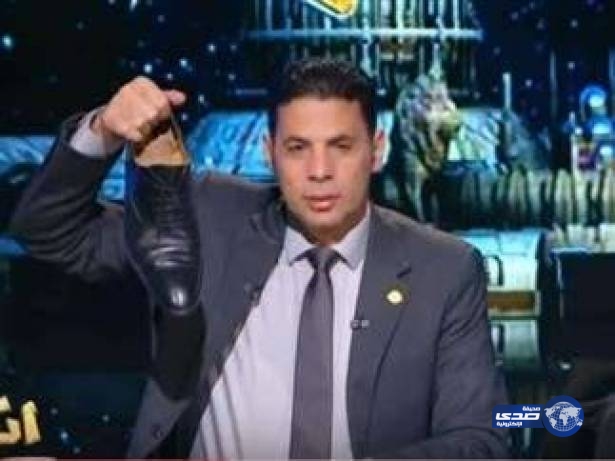 حساسين يرفع حذاءه على الهواء ردًا على ميسي: «حذائي لفقراء الأرجنتين»