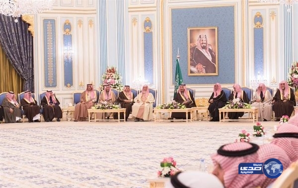 خادم الحرمين يستقبل الأمراء والمفتي وعلماء وجموعاً من المواطنين