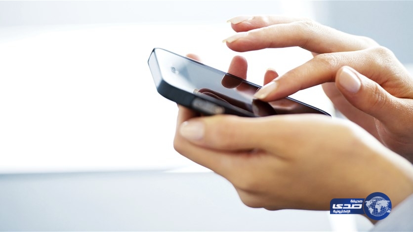 مراهقة تتفاجأ بصورٍ عاريّة على هاتفها الجديد