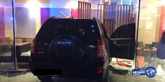 بالفيديو.. امرأة تقتحم مطعما بسيارتها في الإمارات وتدهس عائلة