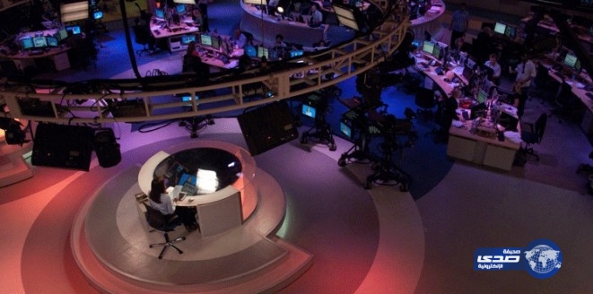 بالفيديو.. مذيعة العربية تصاب بالاختناق على الهواء