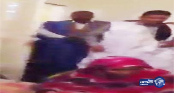 أغرب طقوس:”العريس” في الصحراء الغربية يدخل على عروسه أمام الأصدقاء؟!