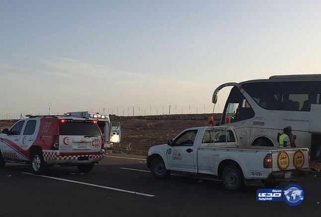 بالصور.. مصرع 19 معتمراً وإصابة 22 آخرين إثر انقلاب حافلتهم بين مكة والمدينة