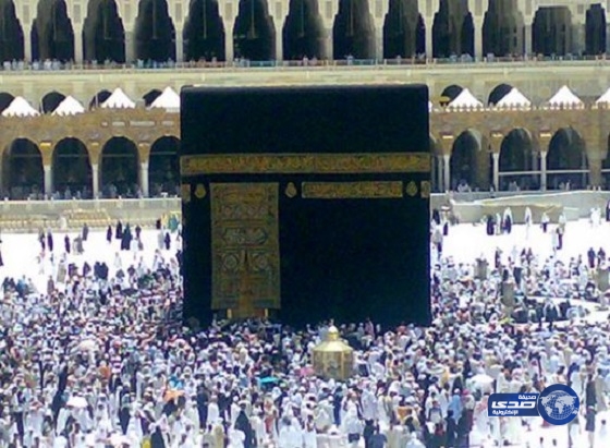 ضيوف خادم الحرمين يصلون مكة المكرمة ويؤدون مناسك العمرة