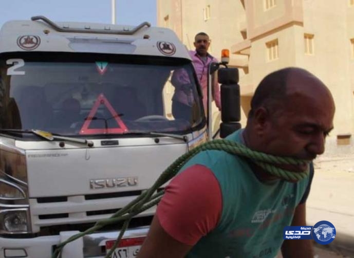 بالفيديو: مصري لا يقتل بالرصاص.. وقوته 360 حصان!