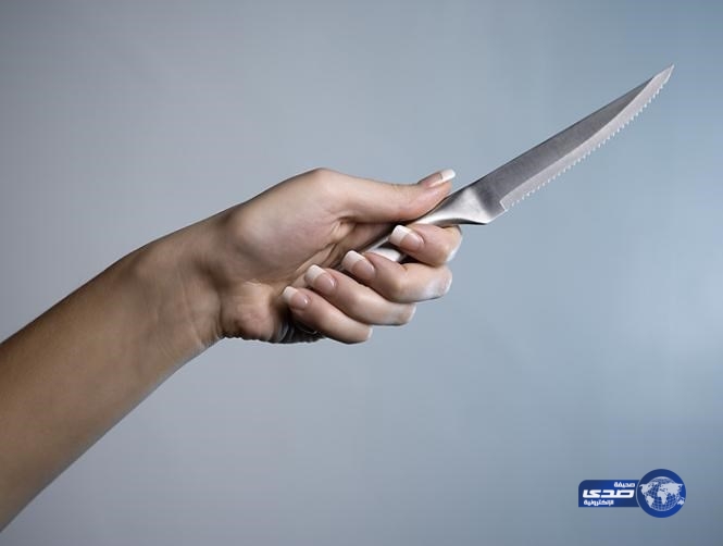 إحذر الطعن بالسكين إن لم تهدِ المرأة
