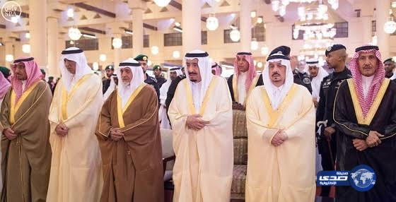 خادم الحرمين الشريفين يؤدي صلاة الميت على الأمير بندر بن سعود بن عبدالعزيز