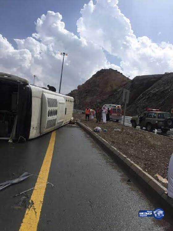 إصابة سائق حافلة نقل طالبات جراء انقلاب بالباحة‎