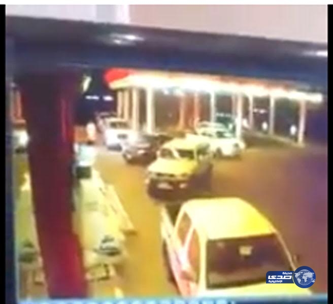 بالفيديو.. مضاربة جماعية في محطة وقود