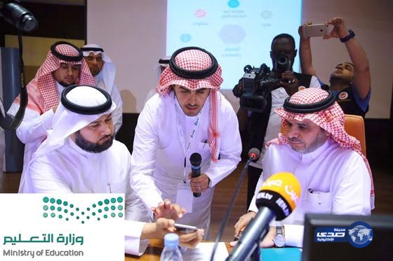 وزير التعليم يُطلق تطبيقاً للأجهزة الذكية ويدشن مركزا للاتصال لخدمة “تواصل”‎