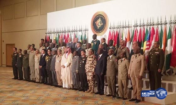 ولي ولي العهد يشارك قيادات أركان التحالف الإسلامي إجتماعهم ويتوسطهم بصورة تذكارية‎