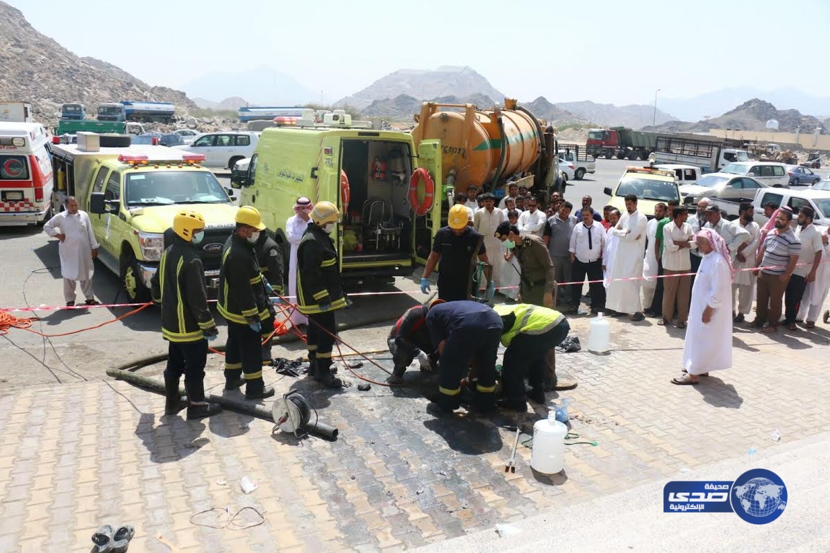 وفاه شخص واختناق الآخر بداخل منهل صرف بمكة (صور)