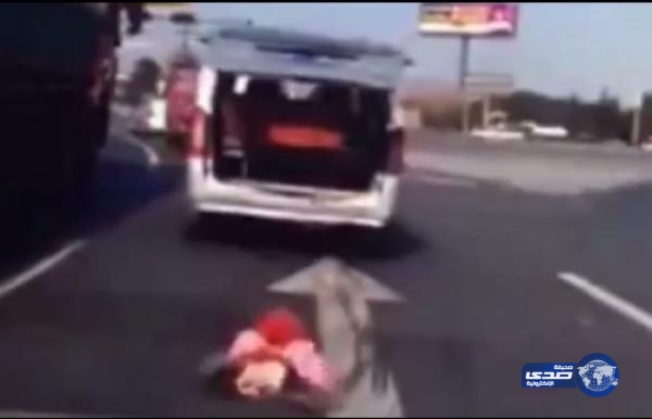 بالفيديو.. هكذا سقط طفل من السيارة!