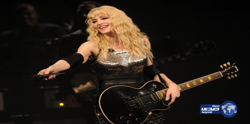 مادونا تتحرش بفتاة وتعريها على المسرح