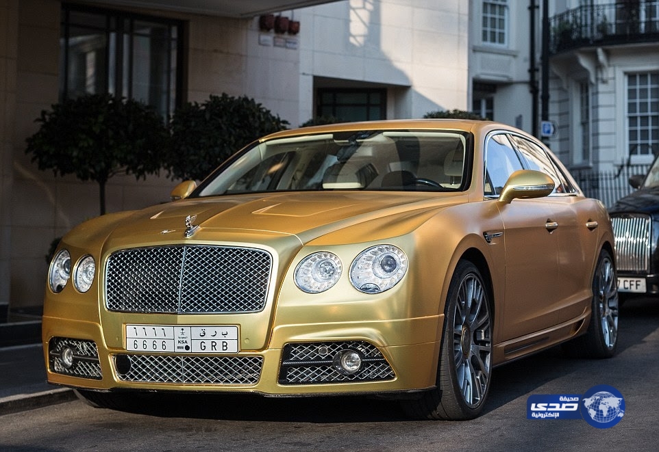 بالصور:ملياردير سعودي يستعرض سياراته الذهبية بشوارع لندن