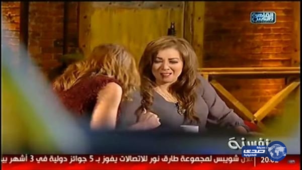 بالفيديو.. إنتصار «تقرص» هايدي كرم في منطقة حساسة على الهواء