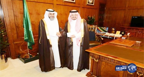 أمير عسير يتسلم دعما ماليا من بن لدنة لجائزة أبها