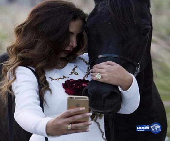 سيلفي الشيخه سعاد مع الخيل..