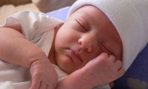 أم تضرب رضيعتها بعد ساعة من ودلاتها حتى الموت