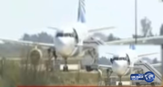 بالفيديو.. وسط ذهول الحاضرين: راكب يقفز من نافذة الطائرة المصرية المختطفة