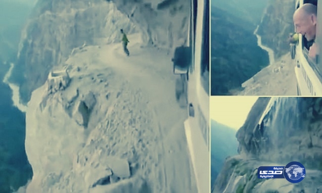فيديو.. شباب يخاطرون بقيادة سيارة على حافة جبل