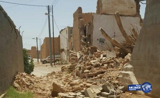 بالصور.. عامود كهربائي يتسبب في إغلاق طريق”شرق ليلى”