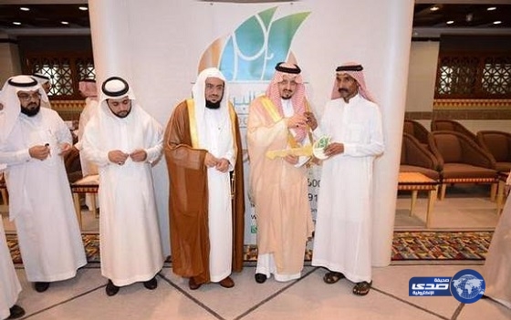 أمير عسير يسلم 30 وحدة سكنية لمستفيدي جمعية البر بأبها