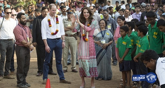 الأمير وليام وزوجته يلعبان “الكريكيت” مع أطفال فقراء بالهند