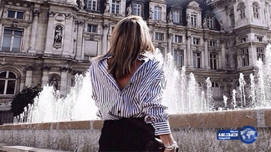 آخر صيحات الموضة.. النساء يبدأن بارتداء القمصان بالمقلوب