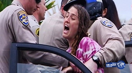 القبض على أم سويسرية ترضع طفلتها ذات الـ7 سنوات