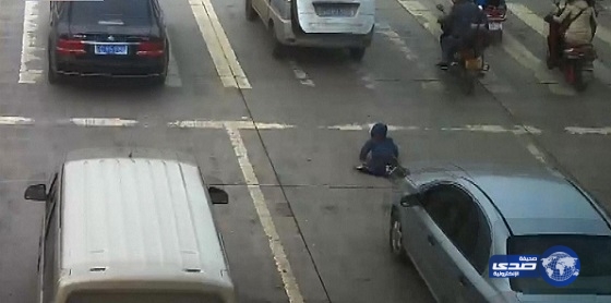 فيديو.. سقط من “سيارة” لتدهسه أخرى