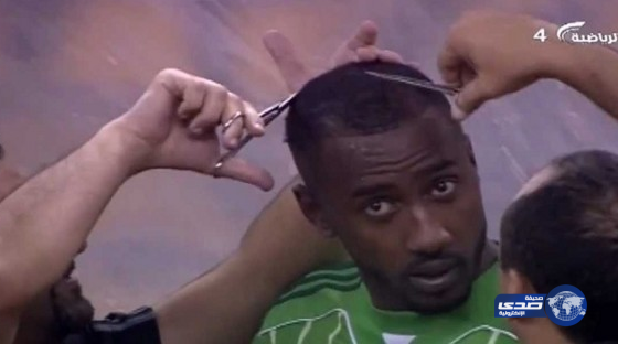 عقوبة “القزع” .. طرد من الملعب وتحويل الملف إلى الانضباط