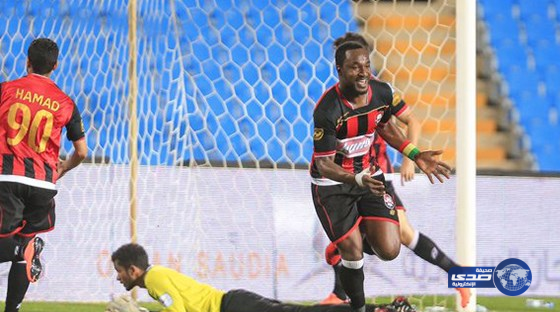 شرفي رائدي يقدم مكافأة للاعبين بعد الفوز على الفيصلي