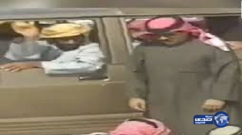 فيديو نادر يظهر الشيخ زايد وهو يرمي برتقالة على رأس أبنه محمد