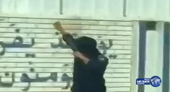 بالفيديو..عسكري كويتي يصطاد الطيور بـ “النباطة” في شارع عام !