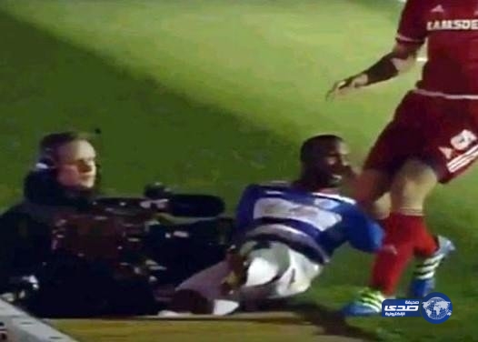 بالفيديو: حفرة تبتلع لاعب كرة قدم مباشرة على الهواء