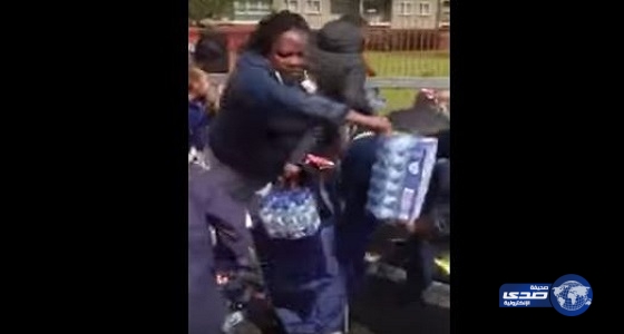 بالفيديو :عائلات تنهب مياه “مارثون لندن” فى مشهد صادم