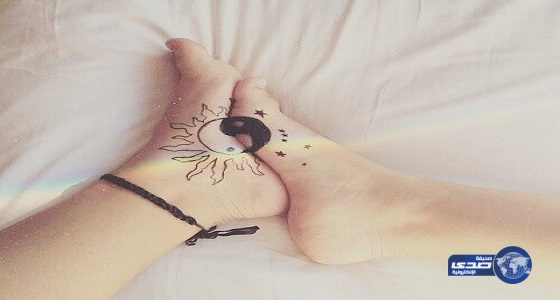 بالصور.. فتيات يتخذن “التاتو” شعاراً للصداقة