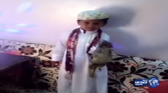 بالفيديو – طالب سعودي يتلقى أغرب “هدية” في حفل تخرجه