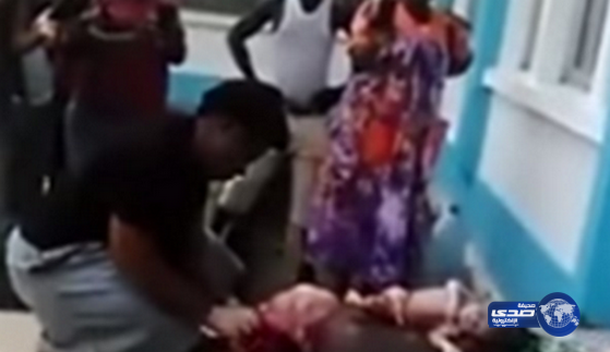 فيديو صادم.. كاميرونية تشق بطن شقيقتها بعد موتها أمام مستشفى كبير