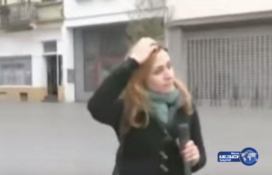 بالفيديو.. مذيعة تكمل تغطيتها للاحداث.. رغم الاعتداء عليها