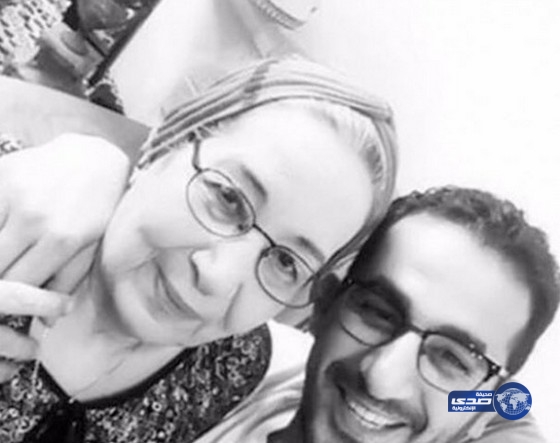 سيلفي أحمد حلمي مع والدته..