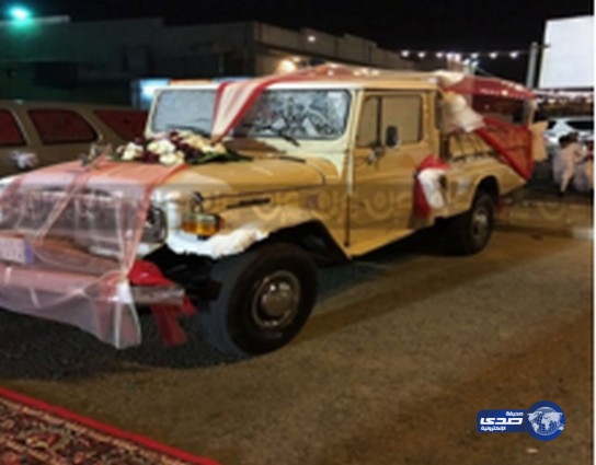 عريس بمكة يعوض غياب والده المتوفي عن حفل زفافه ويزف في سيارته القديمة