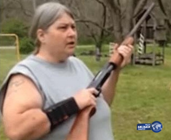 بالفيديو: أم أمريكية تعاقب أبنائها بإطلاق النار على هواتفهم الذكية