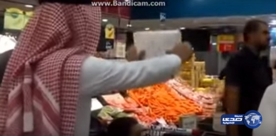 بالفيديو: شجار بين مواطن وعاملين داخل سوبر ماركت بسبب “خضروات فاسدة”